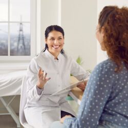 Entretien entre une salariée et le médecin du travail